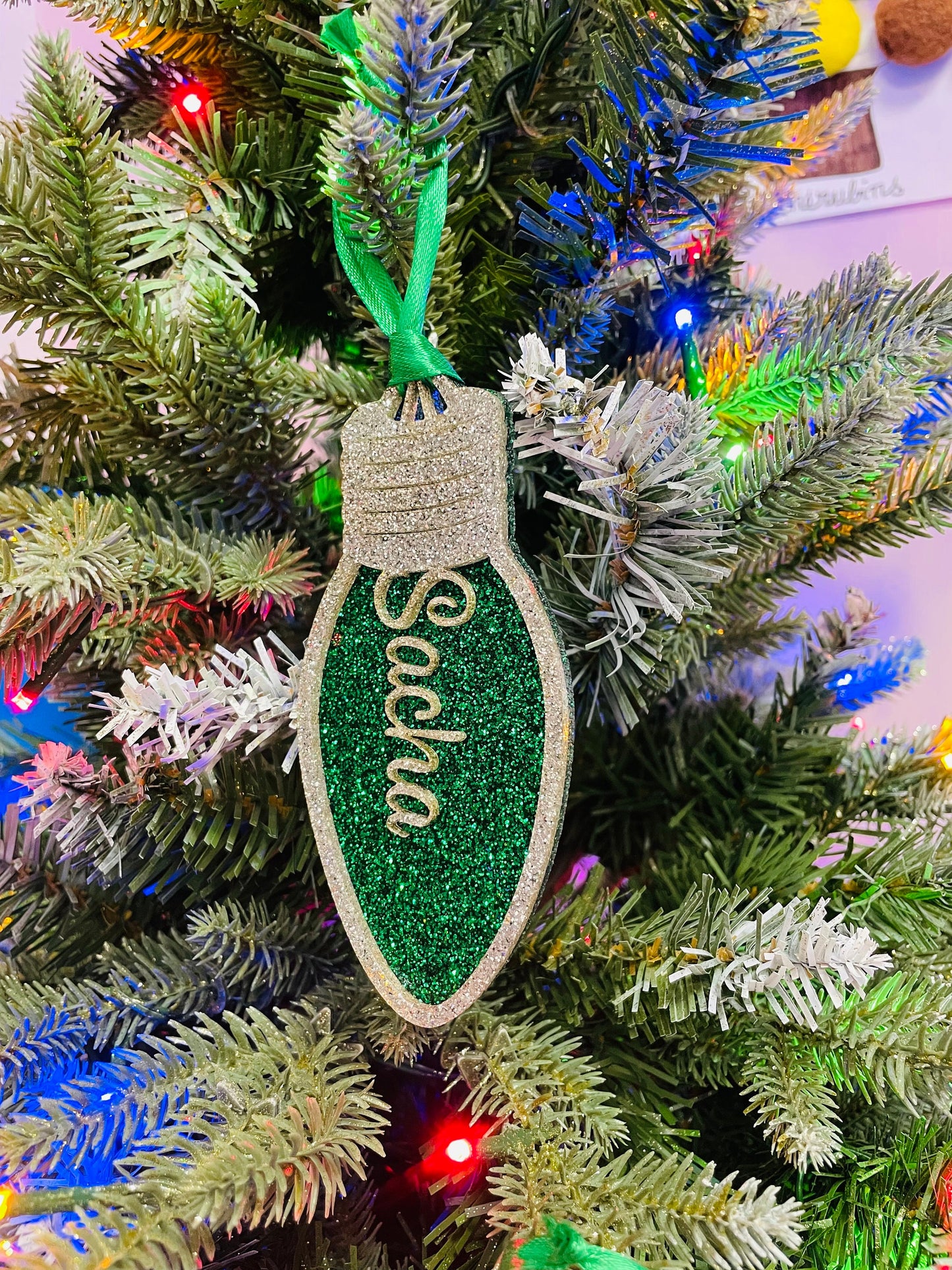 Ornement personnalisé pour sapin de Noël - Prénom en forme d'ampoule lumineuse